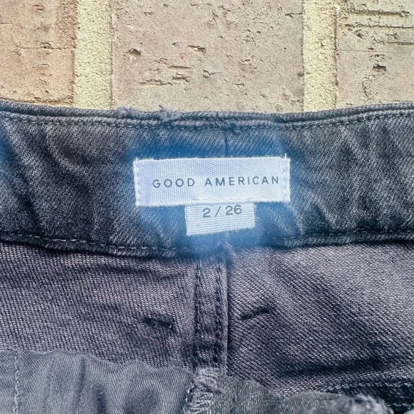 Good American Women's Black High Rise Distressed Jeans Bermuda Shorts Size 2 NWT - Picture 3 of 3
